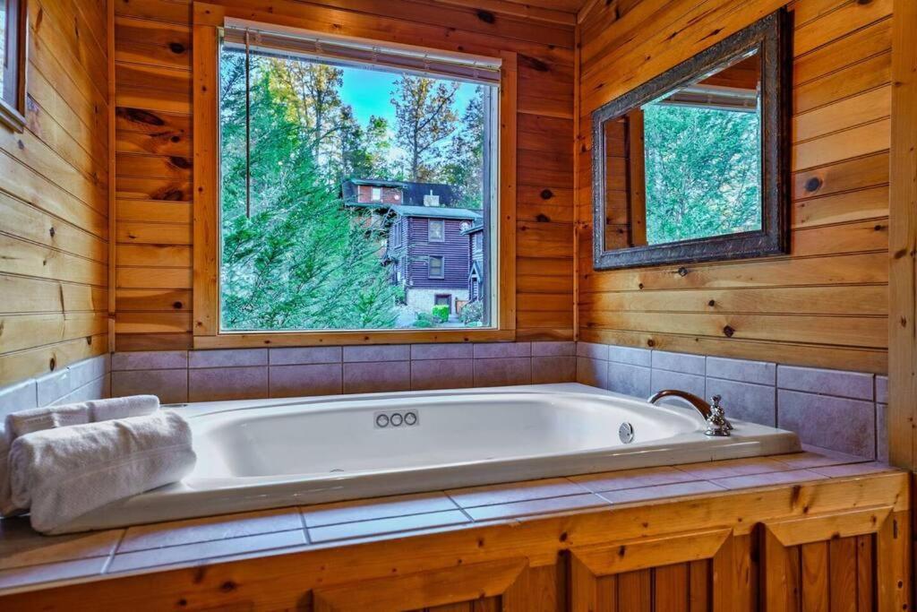 Stunning Mountain Cabin W Hot Tub Gatlinburg Eksteriør bilde