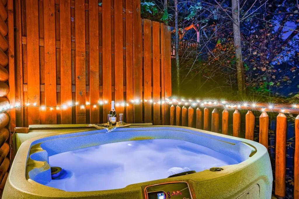 Stunning Mountain Cabin W Hot Tub Gatlinburg Eksteriør bilde