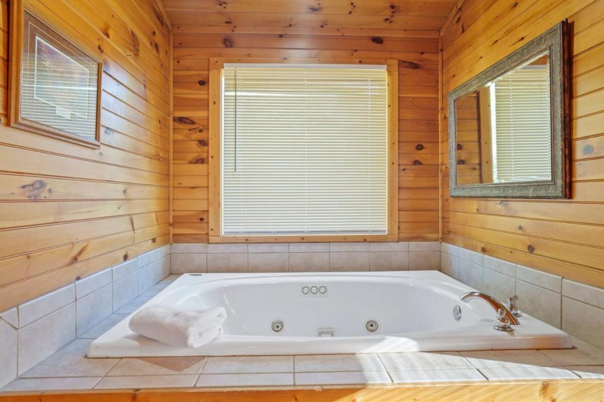 Stunning Mountain Cabin W Hot Tub Gatlinburg Eksteriør bilde